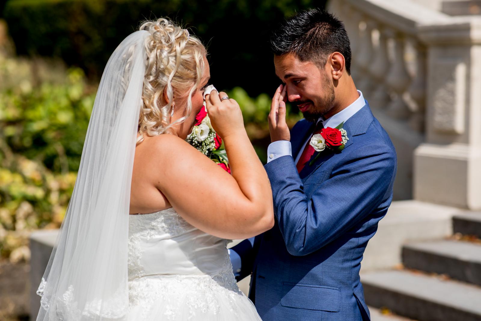 Bruid en bruidegom huilen als ze elkaar voor het eerst zien op hun trouwdag
