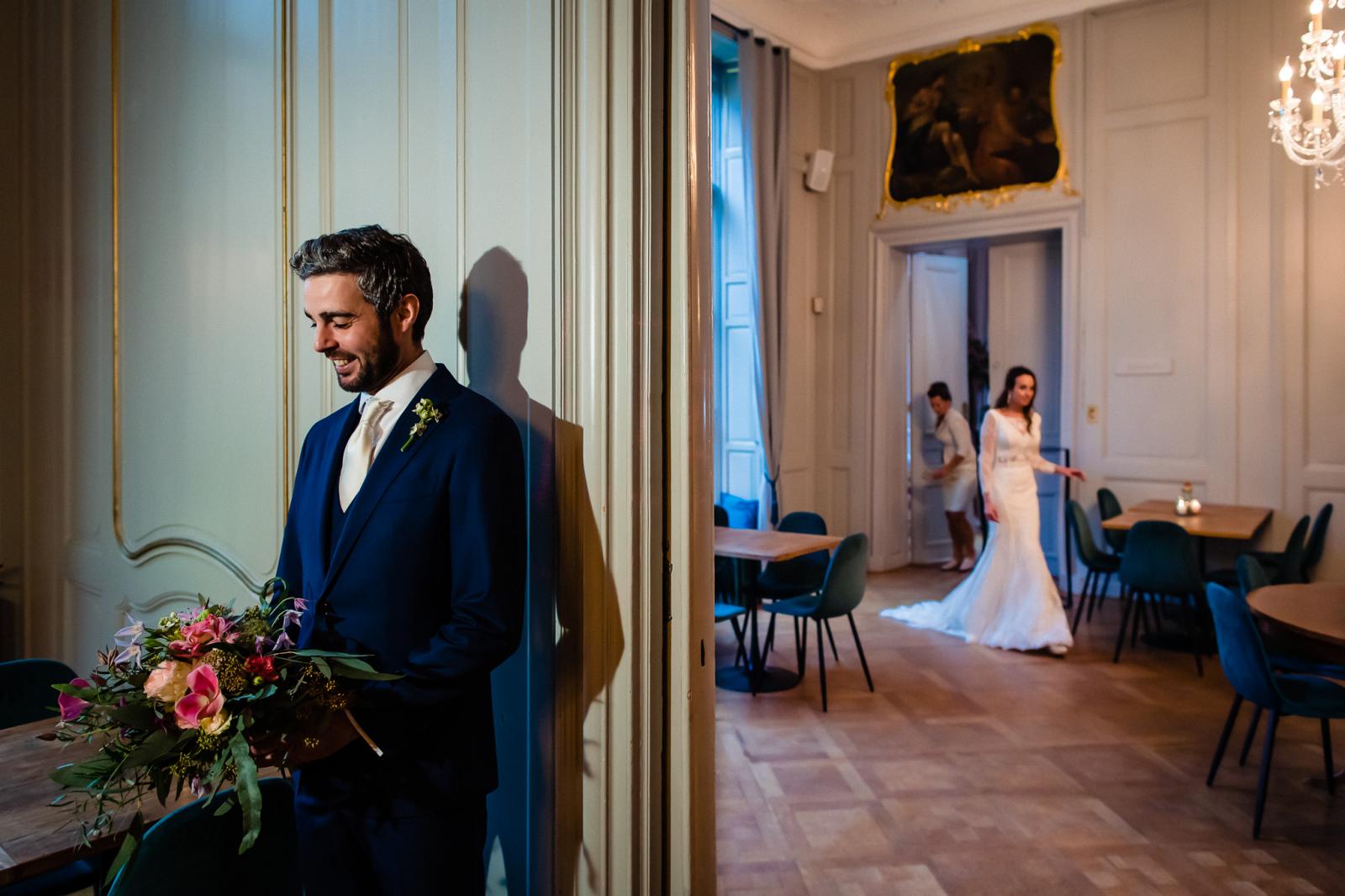 First look bruidspaar Spaansche Hof Bruidsfotograaf den haag