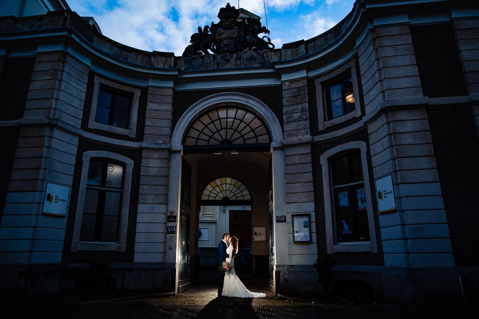 trouwreportage bruidegom en bruid door trouwfotograaf den haag voor het spaansche hof