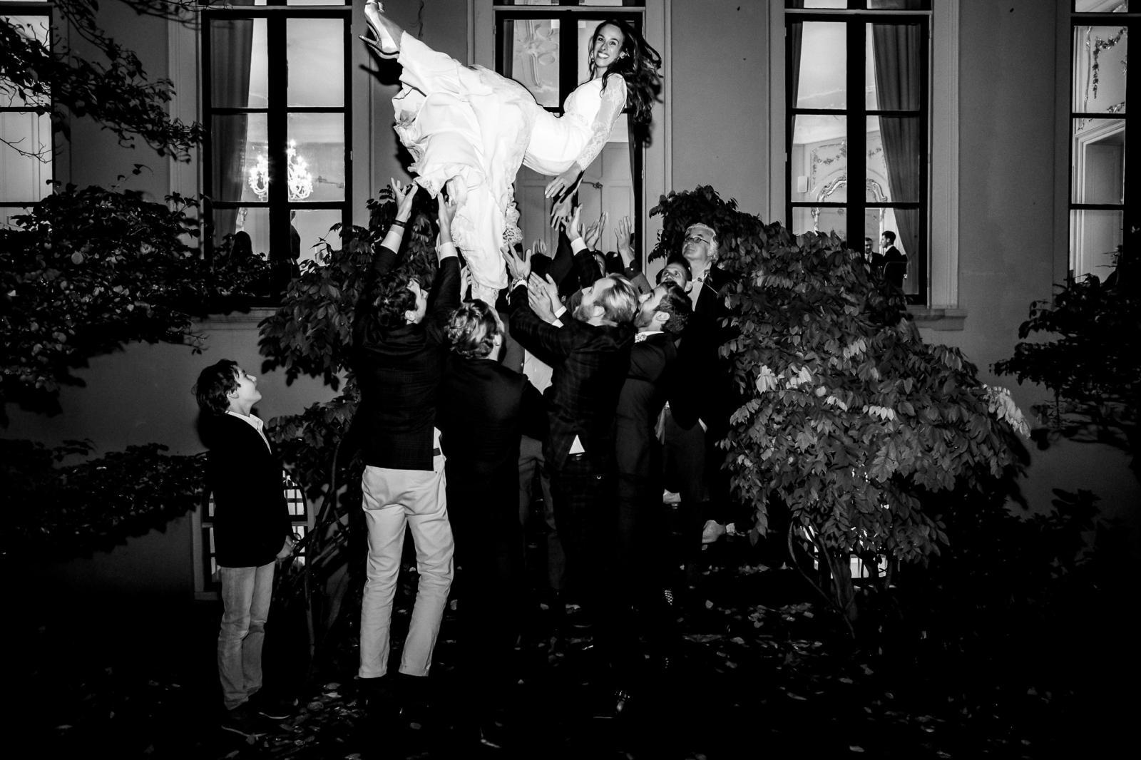vliegende bruid door trouwfotograaf den haag spaansche hof