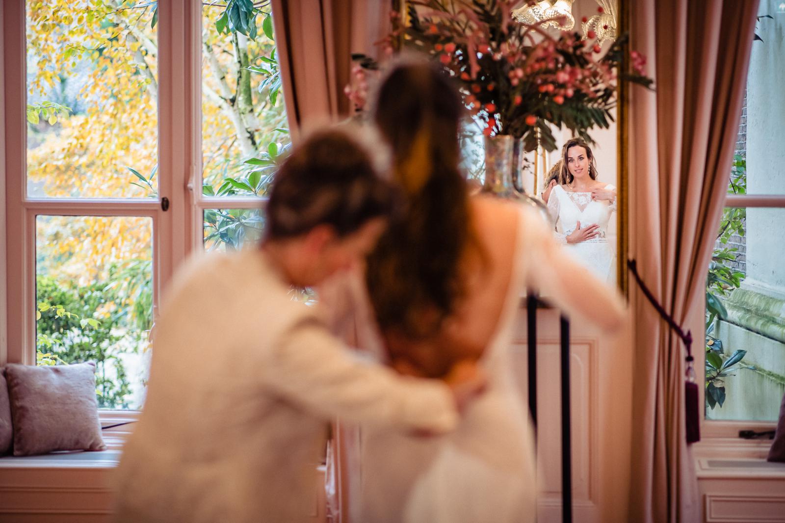 Moeder en bruid doen jurk aan trouwfotograaf den haag spaansche hof