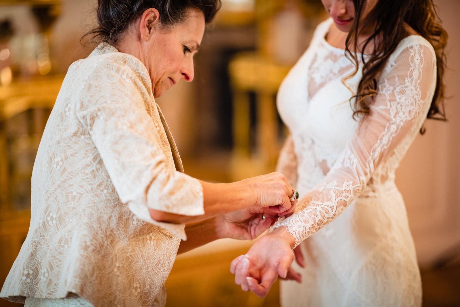 moeder helpt bruid met jurk trouwfotograaf den haag spaansche hof