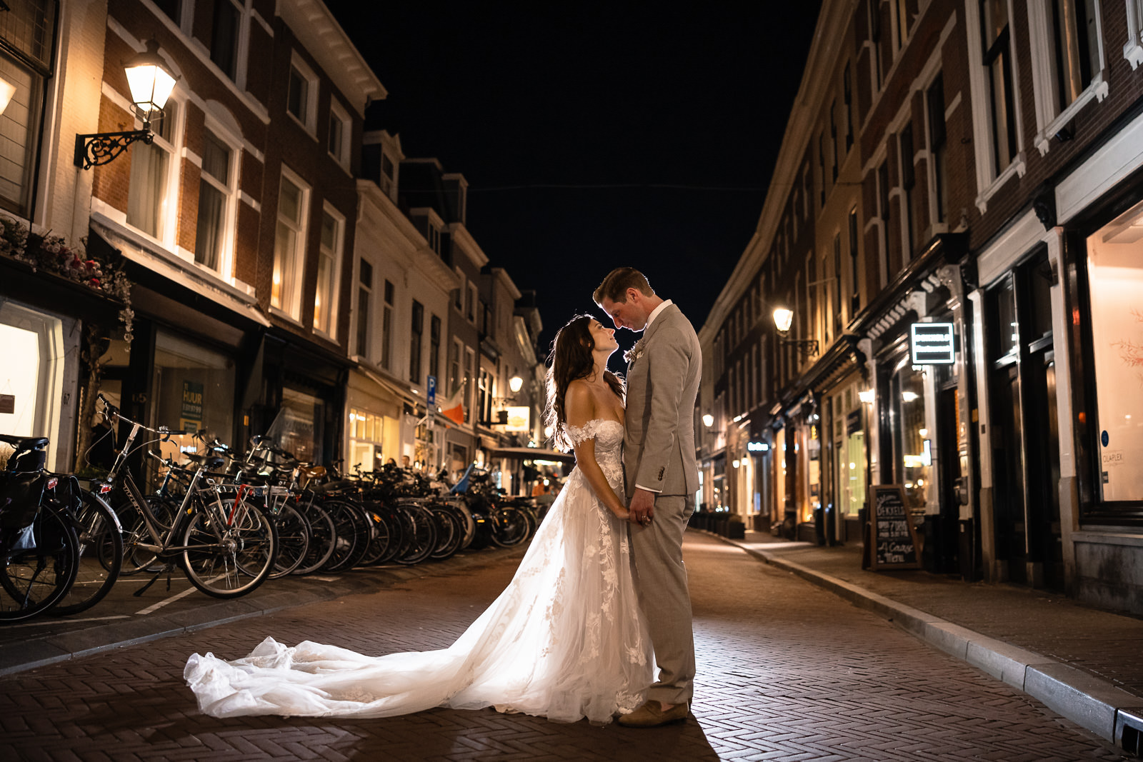 Bride and groom creative evening photo at denneweg the Hague