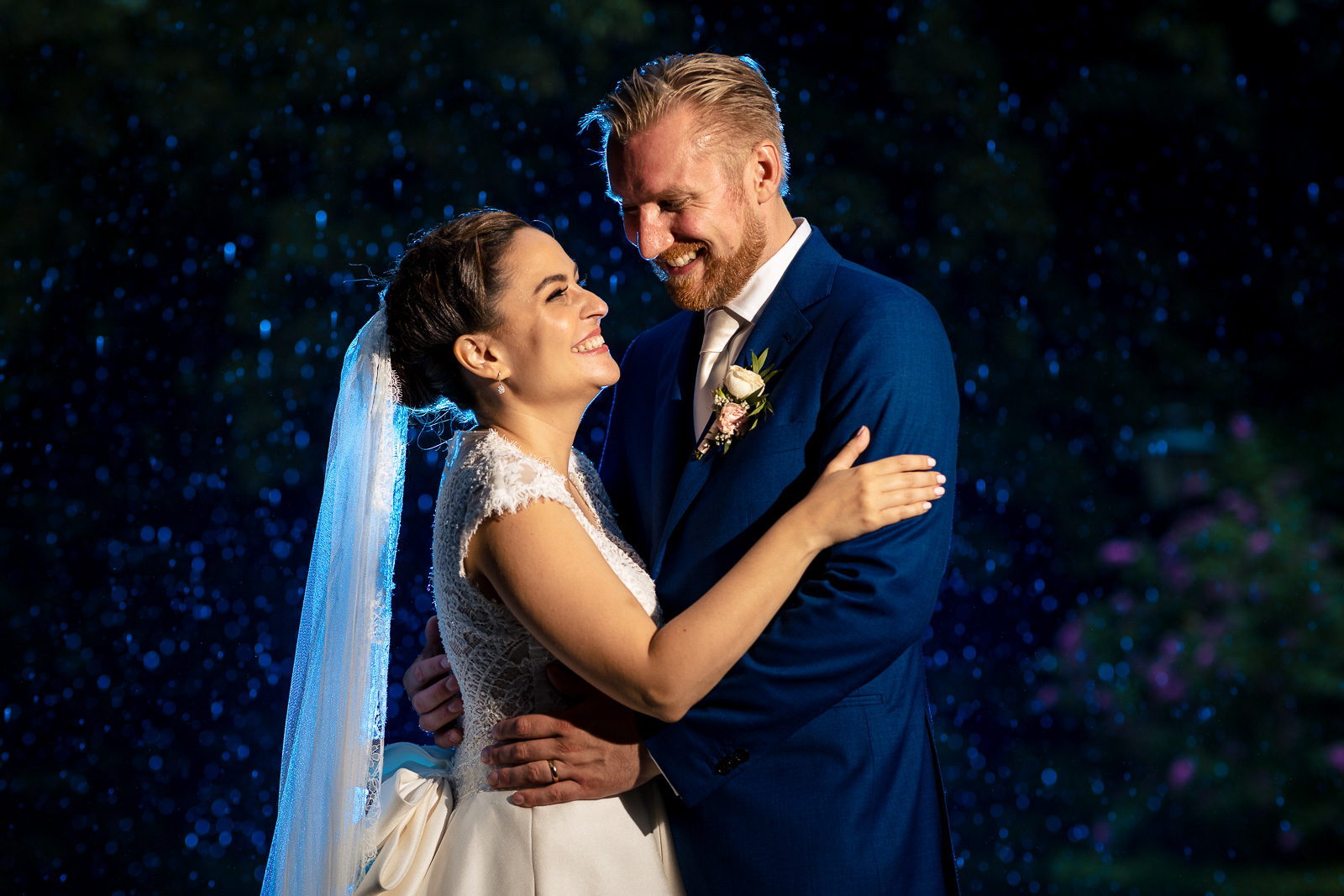 Regen tijdens de fotoshoot met bruidspaar door trouwfotograaf Den Haag
