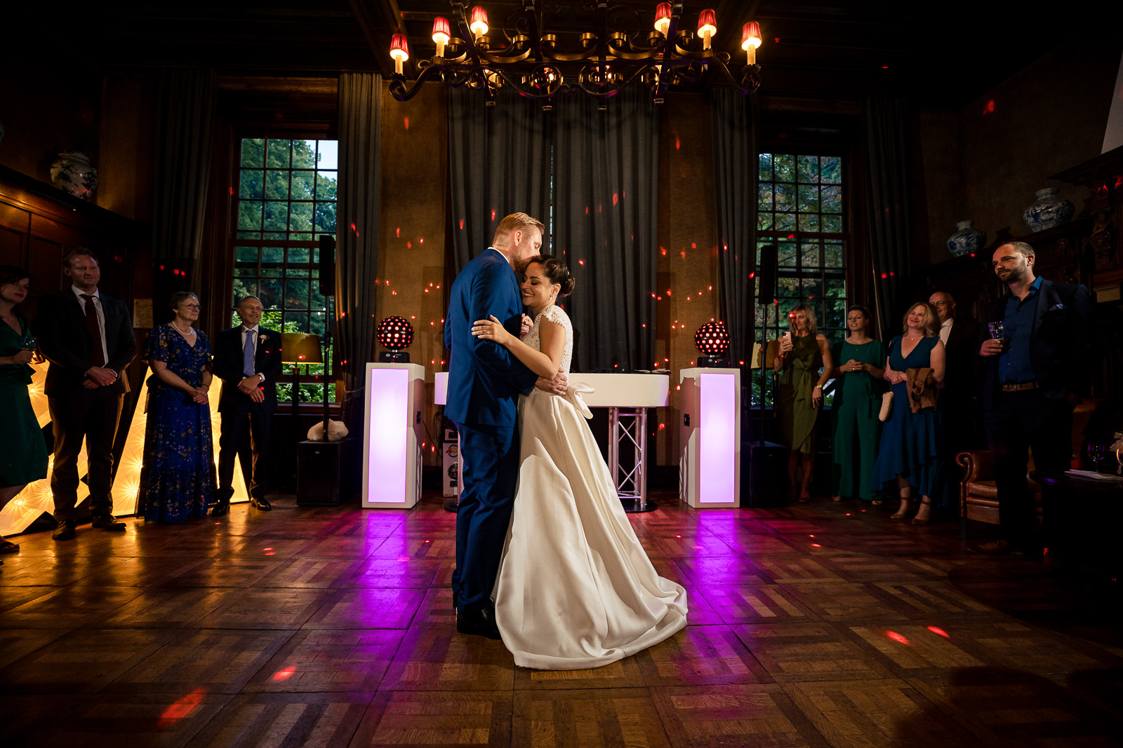 Openingsdans bruidspaar door trouwfotograaf Den Haag