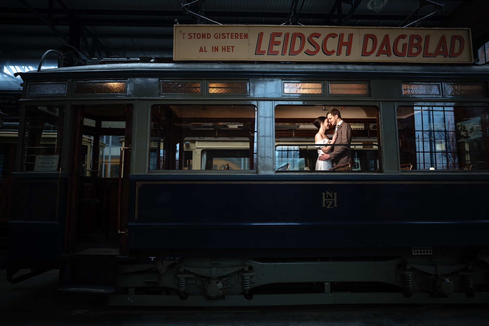 Fotoshoot bruidspaar bij Haags Openbaar vervoer Museum Tram Remise vastgelegd door Trouwfotograaf Den Haag Paco van Leeuwen