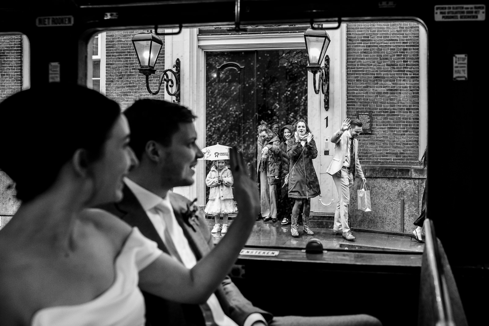 Aankomst bruidspaar Oude Stadhuis vastgelegd door Trouwfotograaf Den Haag Paco van Leeuwen