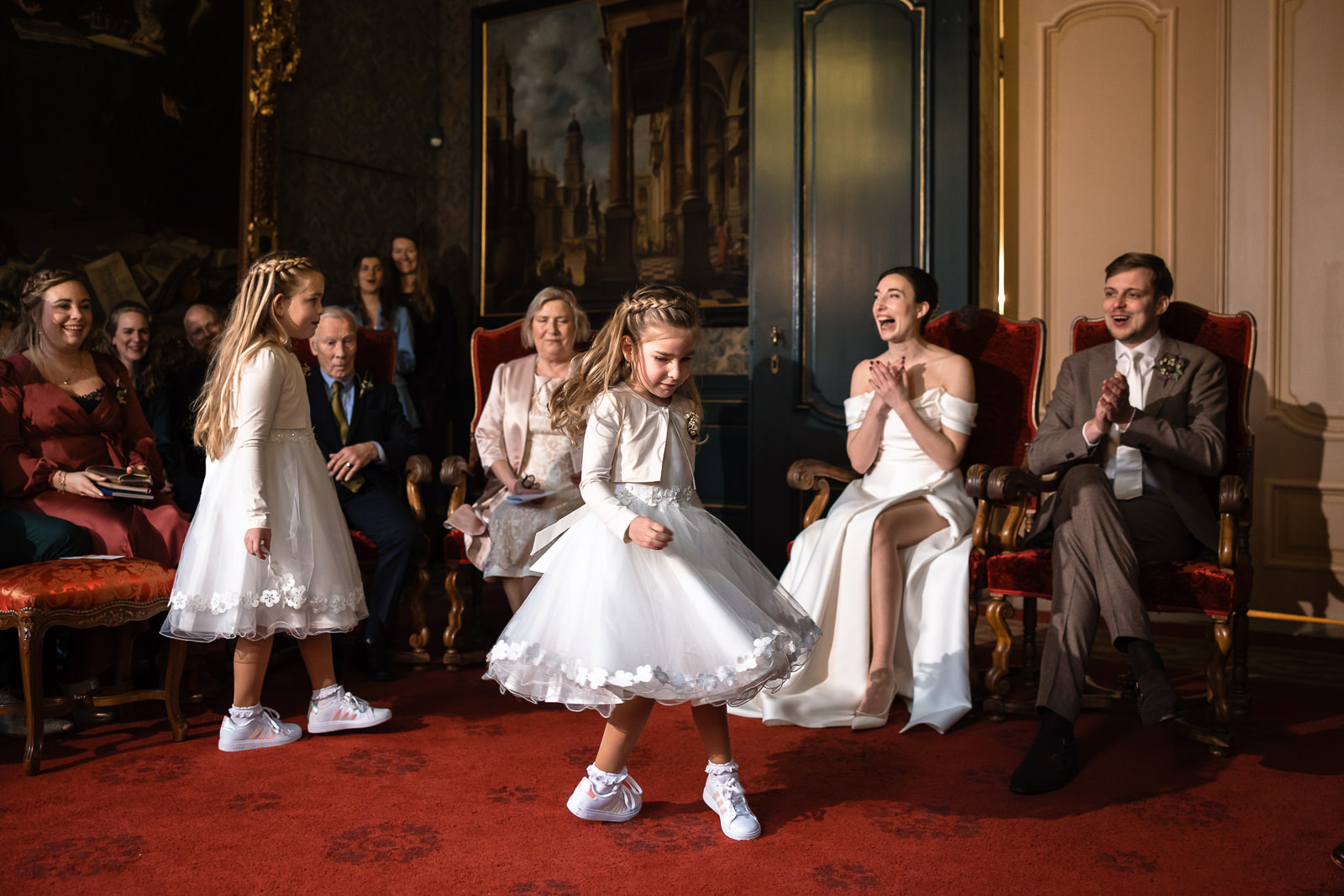 Bruidsmeisjes dansen tijdens trouwceremonie vastgelegd door Trouwfotograaf Den Haag Paco van Leeuwen
