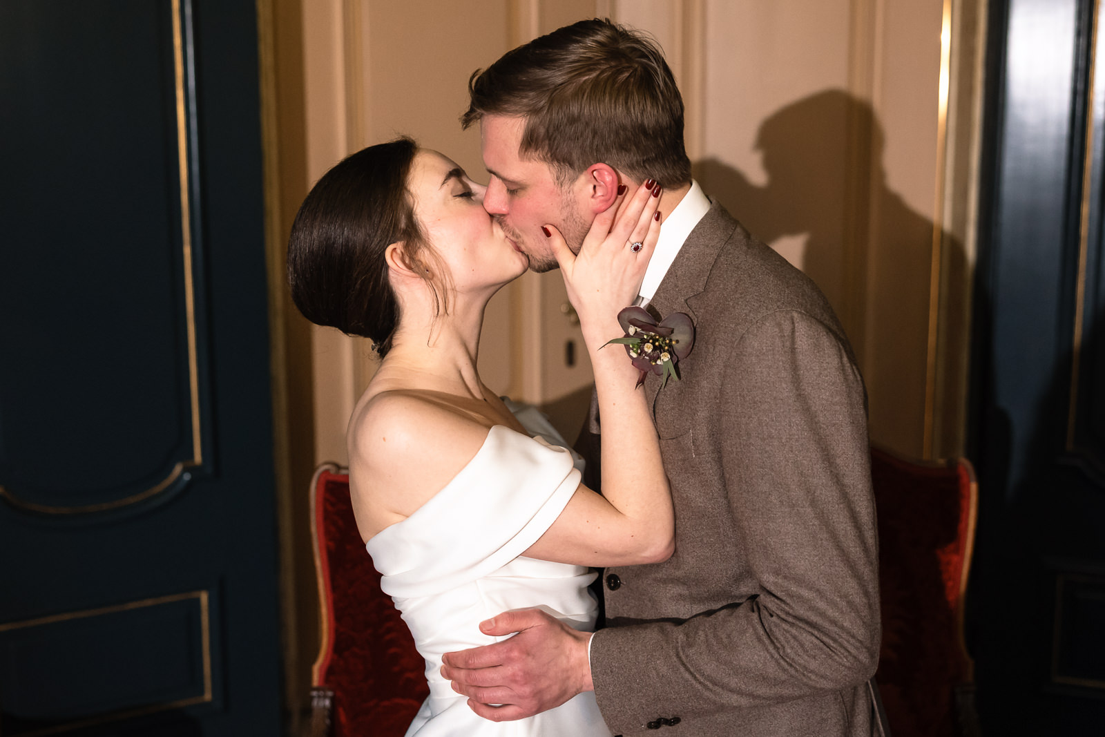 Eerste kus bruidspaar tijdens trouw ceremonie oude stadhuis vastgelegd door Trouwfotograaf Den Haag Paco van Leeuwen