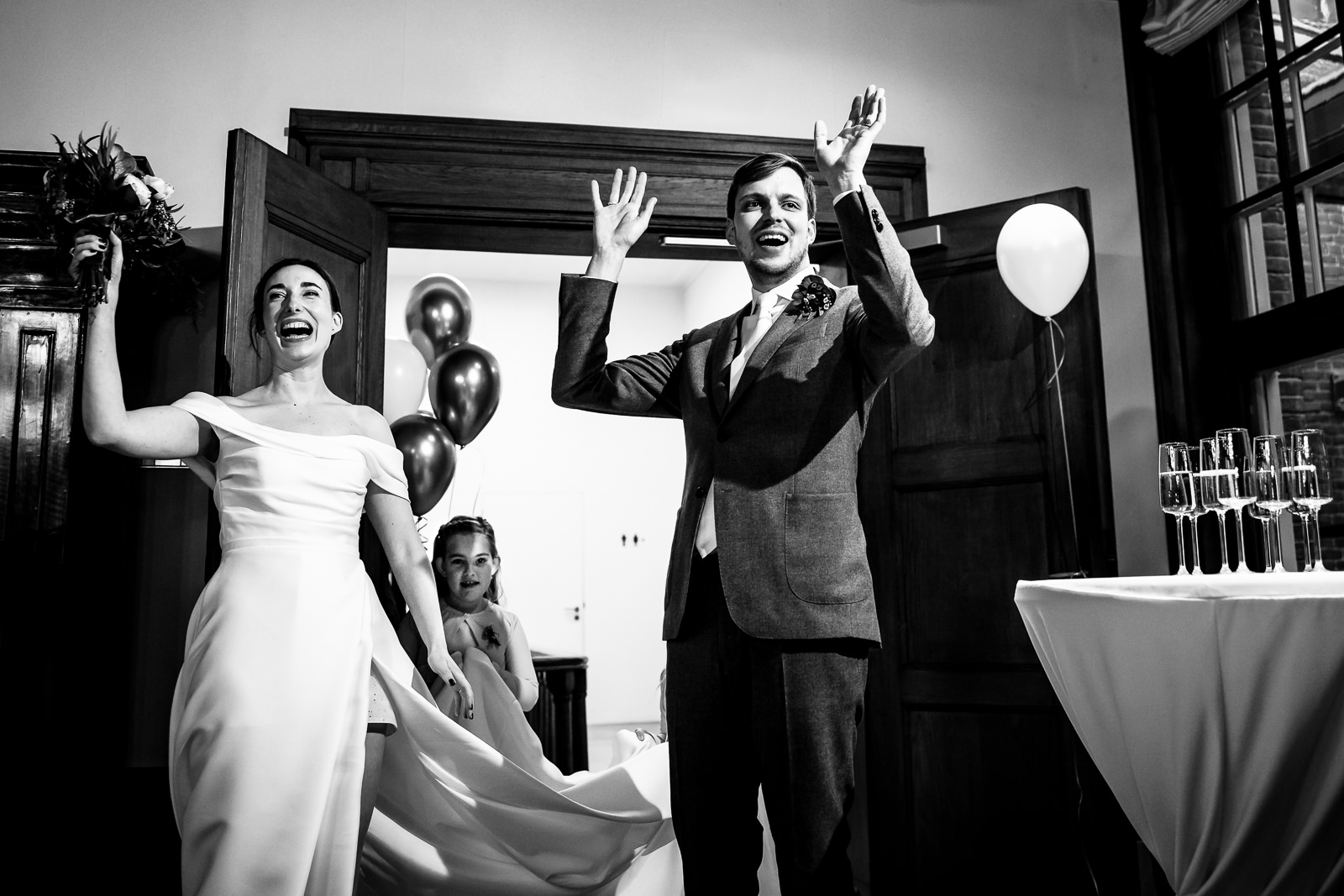 Entree feestend bruidspaar bij receptie vastgelegd door Trouwfotograaf Den Haag Paco van Leeuwen