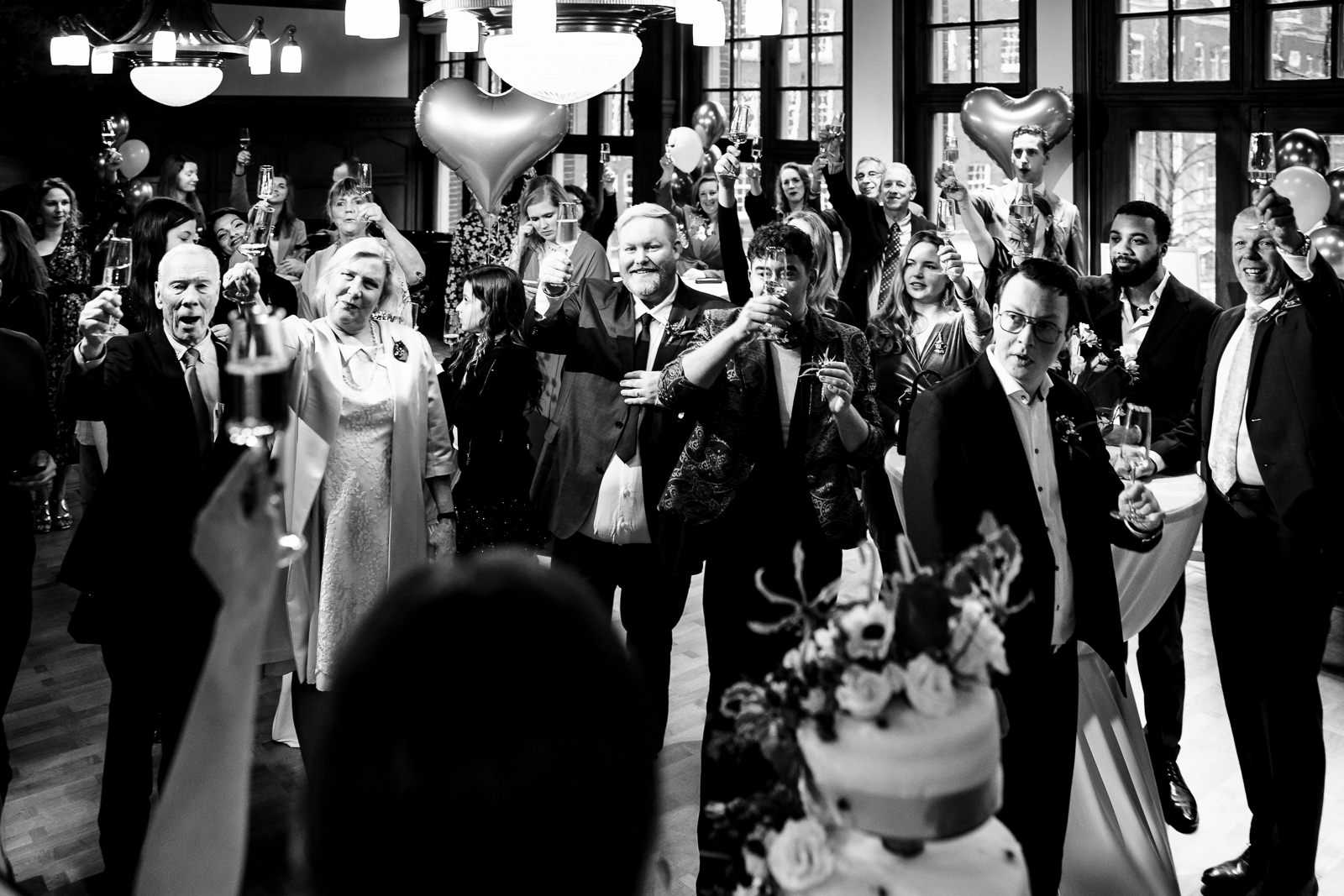 Proostmoment bruidspaar en gasten bij het nutshuis vastgelegd door Trouwfotograaf Den Haag Paco van Leeuwen