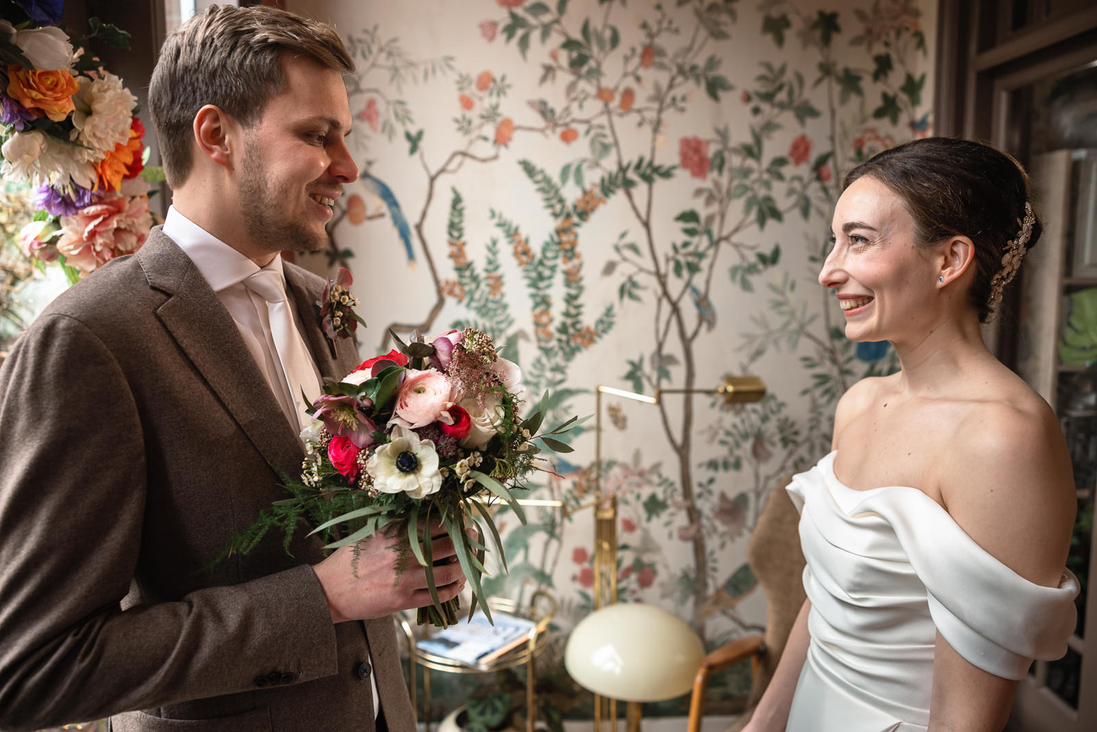 First look bruidspaar op hun trouwdag vastgelegd door Trouwfotograaf Den Haag Paco van Leeuwen