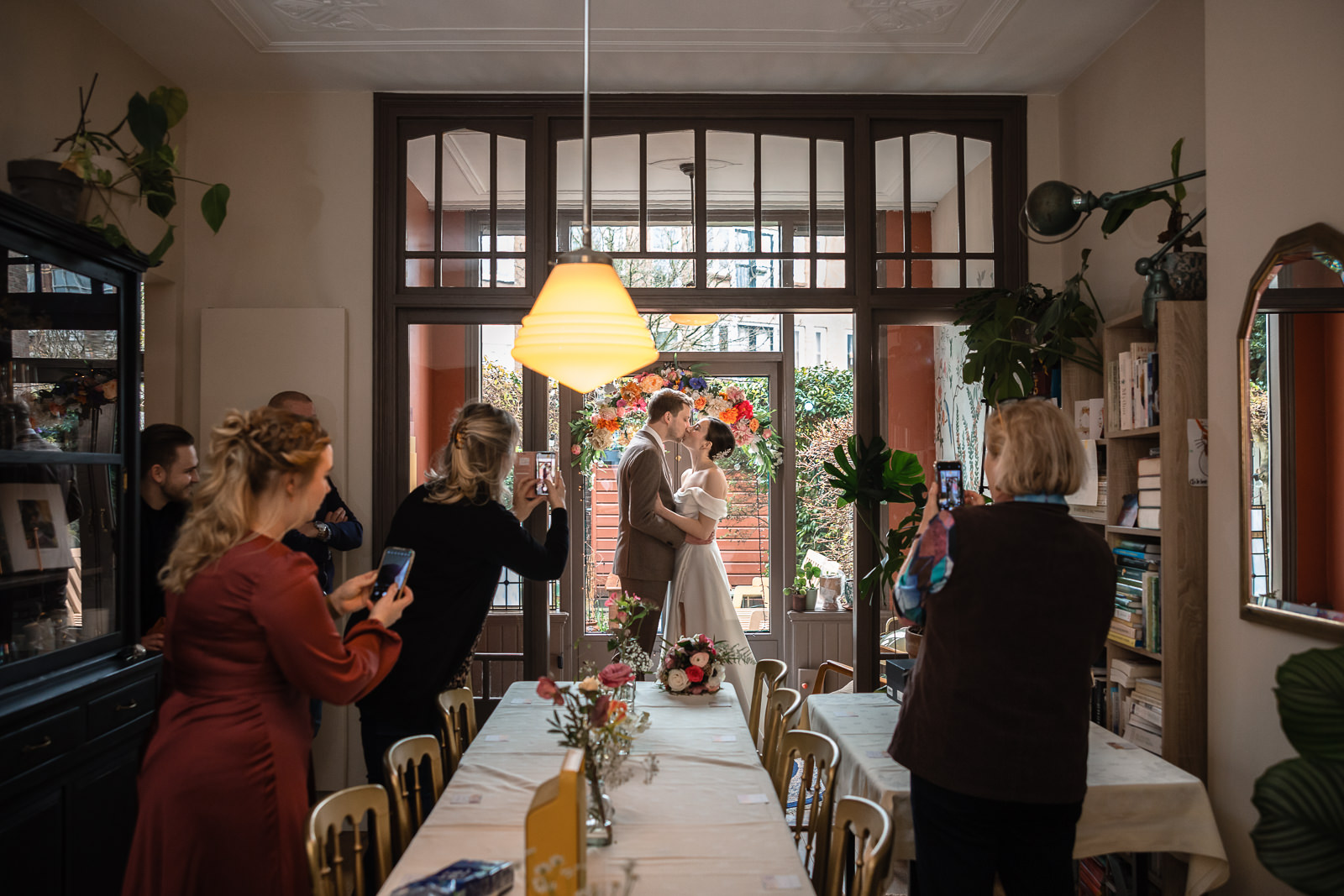 Familie en vrienden genieten mee en maken foto's van de firstlook van het bruidspaar vastgelegd door Trouwfotograaf Den Haag Paco van Leeuwen