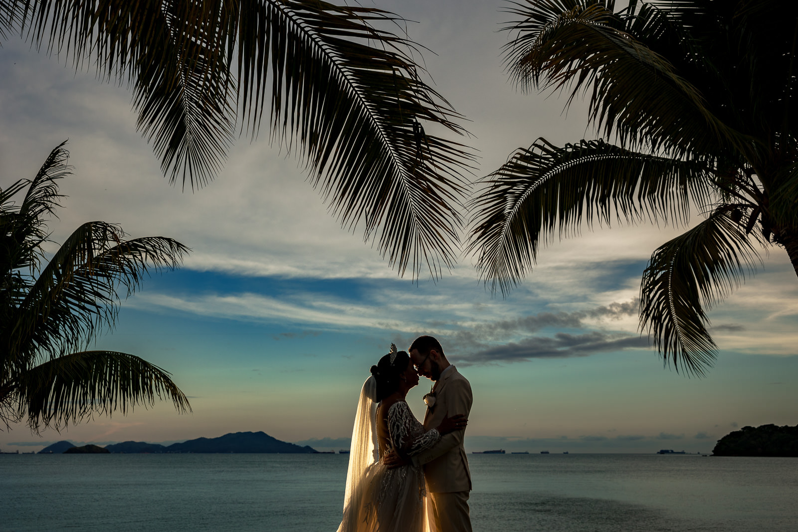 Destination wedding photographer Panama Sunset photo of bride and groom