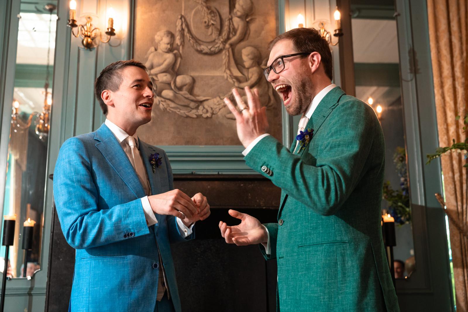 Martijn reageert enthousiast en met open mond van vreugde terwijl hij zijn zojuist omgeschoven trouwring bewondert naast Daan