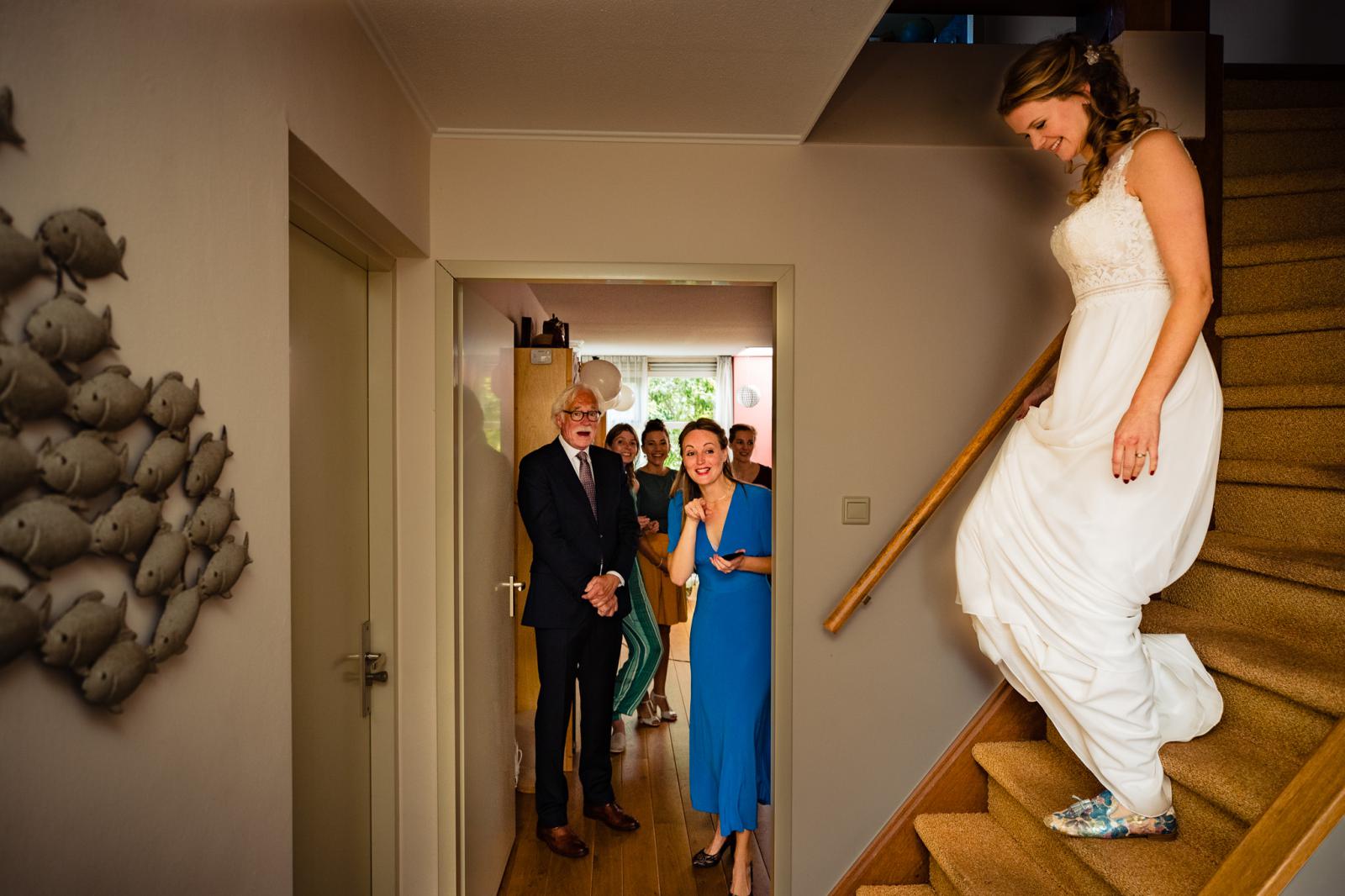 Bruid komt de trap af en ziet vader voor het eerst
