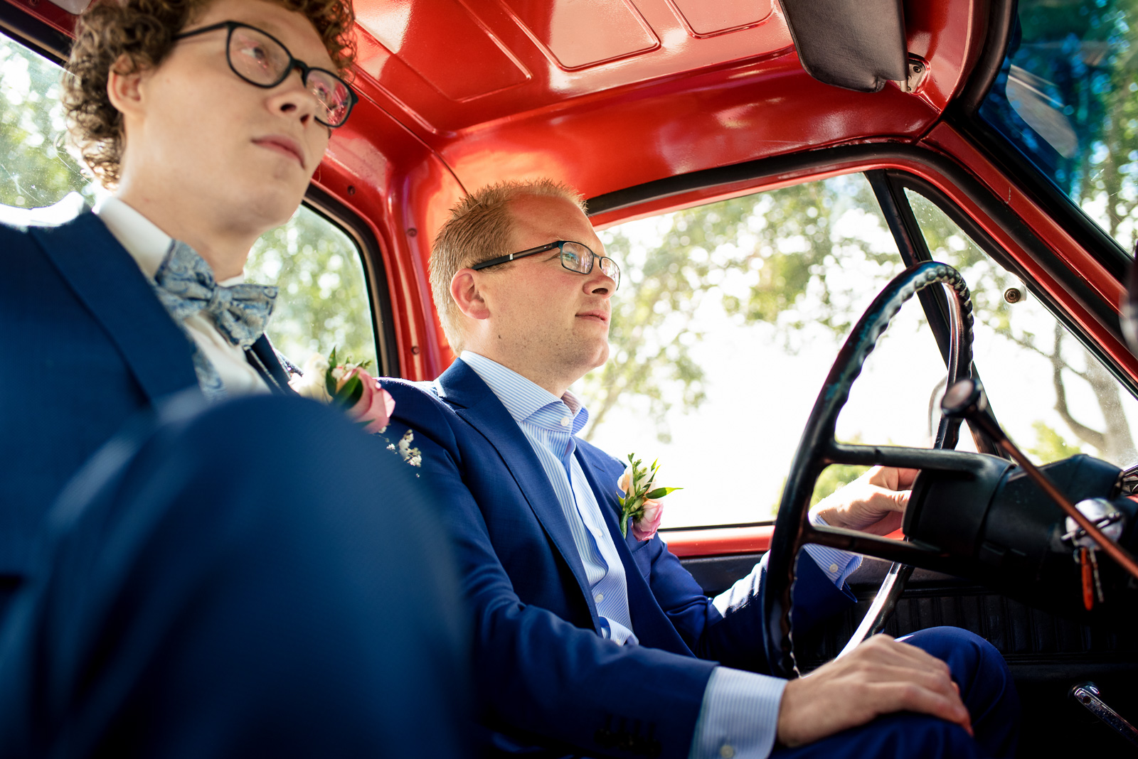 Bruidegom in old timer trouw auto Trouwfotograaf Nieuwkoop
