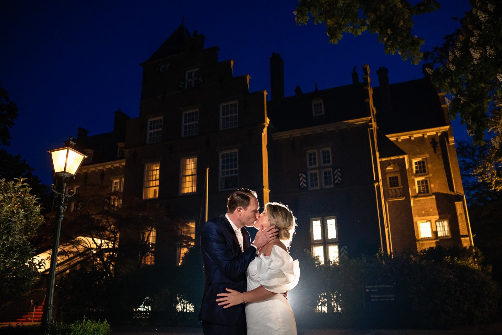 Blue hour foto van bruidspaar voor het kasteel Trouwfotograaf Den Haag