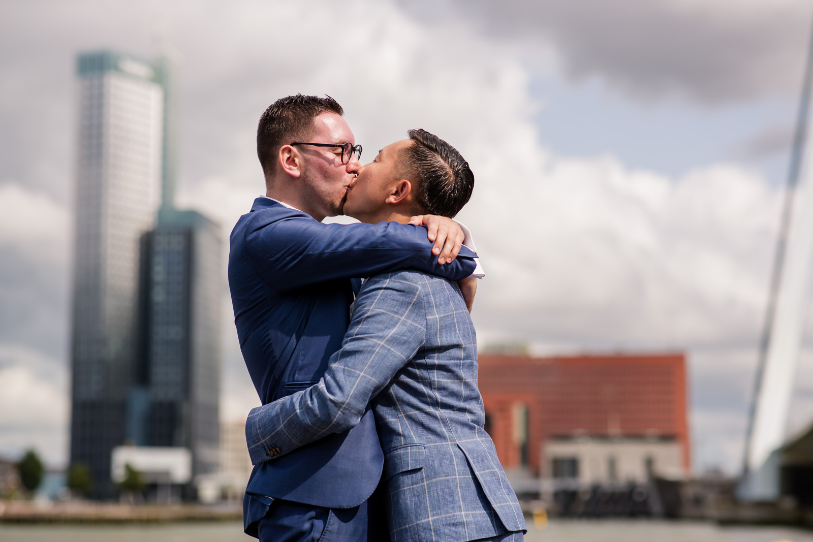 De kus tijdens Trouwceremonie homohuwelijk bij cafe Prachtig aan de Maas in Rotterdam