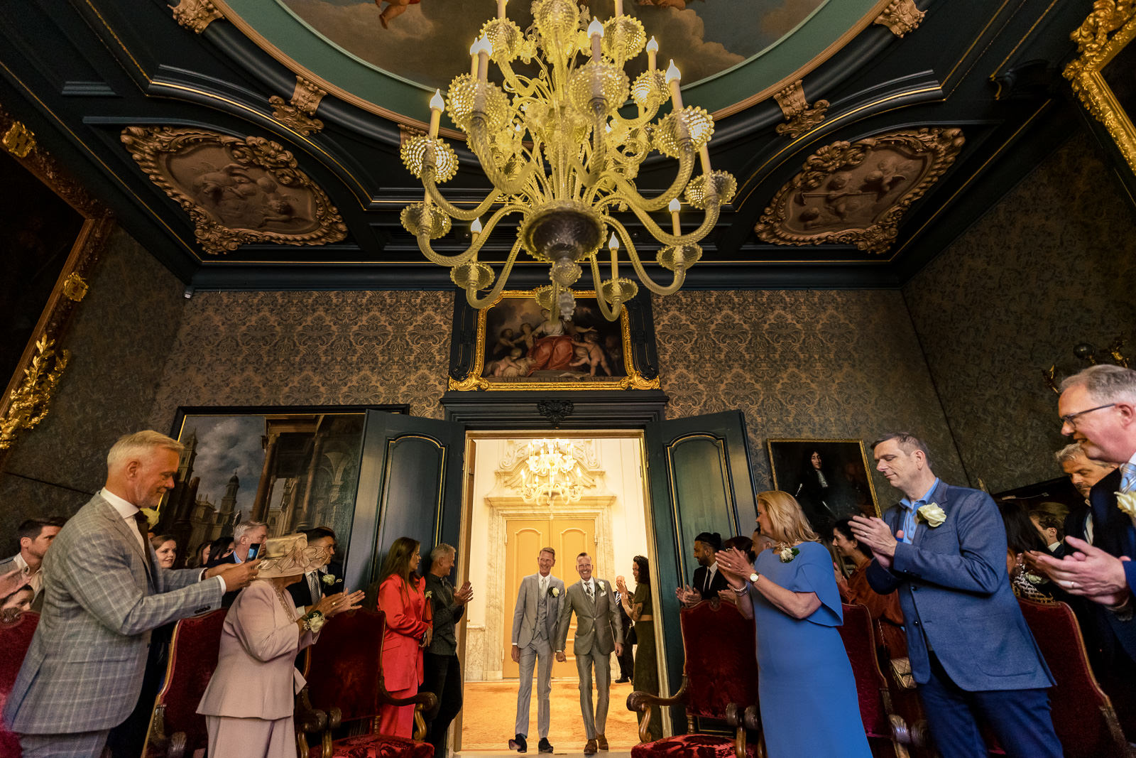 Trouwfotograaf Homo Huwelijk Den Haag binnenkomst oude stadhuis