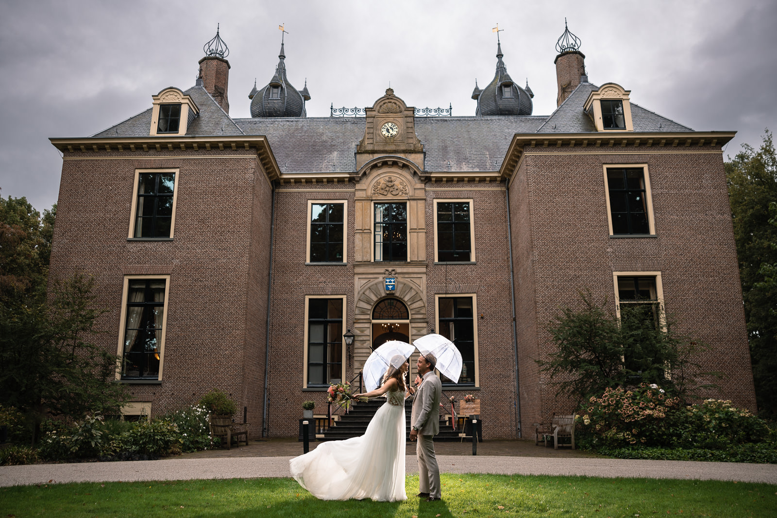 Fotoshoot bruidspaar bij Kasteel Oud Poelgeest 