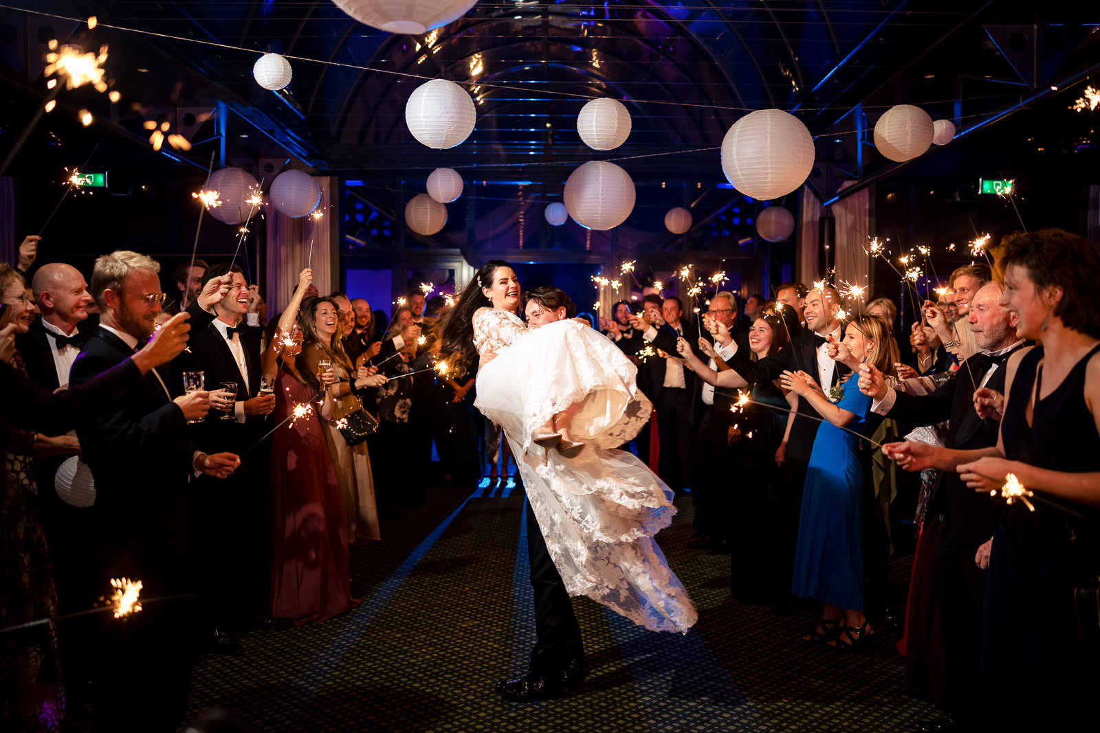 Trouwfeest fotograaf bruidegom tilt bruid op Trouwfotograaf Den Haag 