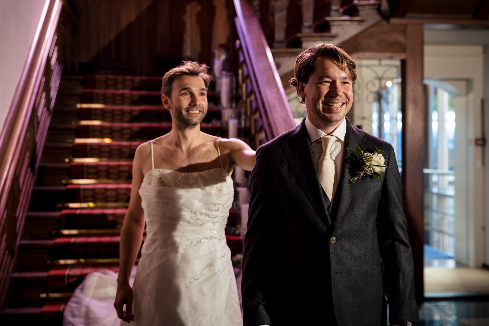 First look bruidegom met vriend in trouwjurk Trouwfotograaf Den Haag 