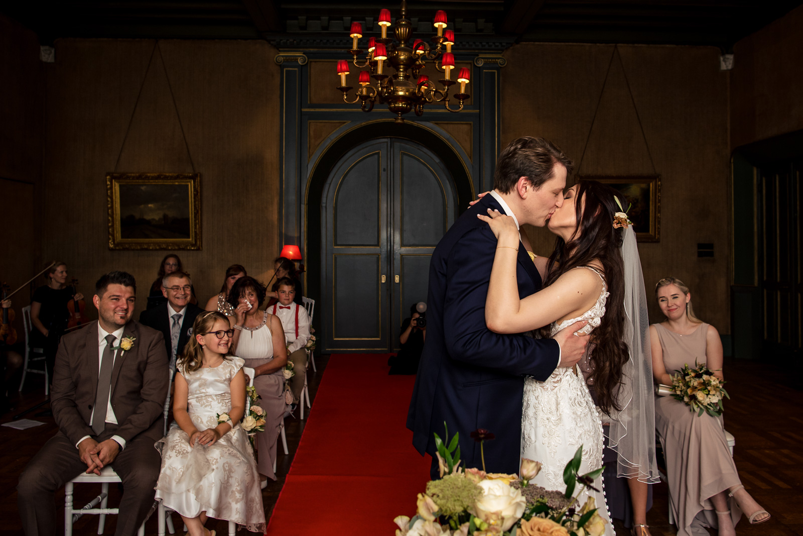 First kiss bruidspaar trouwceremonie in een kasteel door kasteel trouwfotograaf