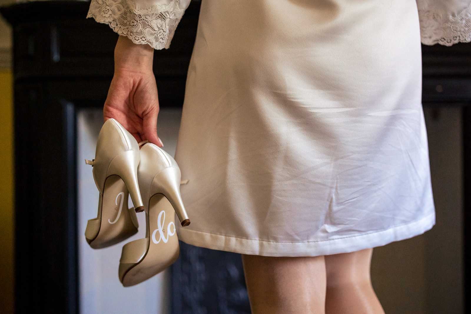 I do trouwschoenen door trouwfotograaf Den Haag