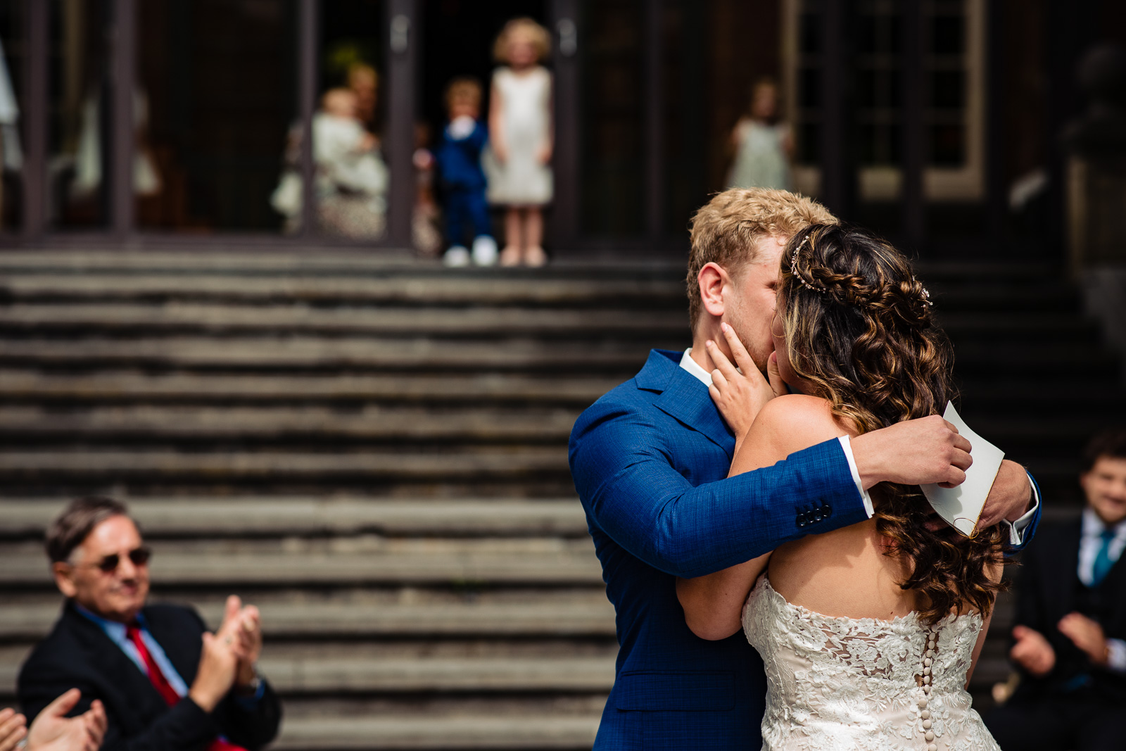 first kiss trouwceremonie kasteel bruiloft