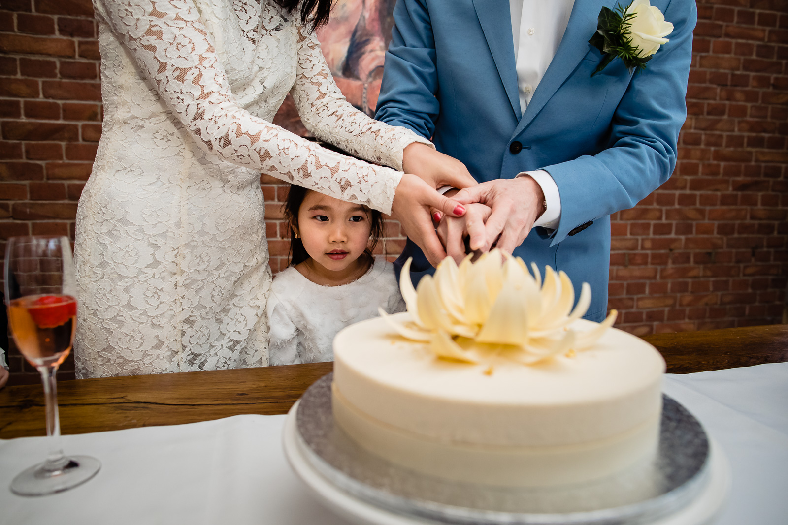 Chinese bruiloft taart moment door trouwfotograaf Den Haag 