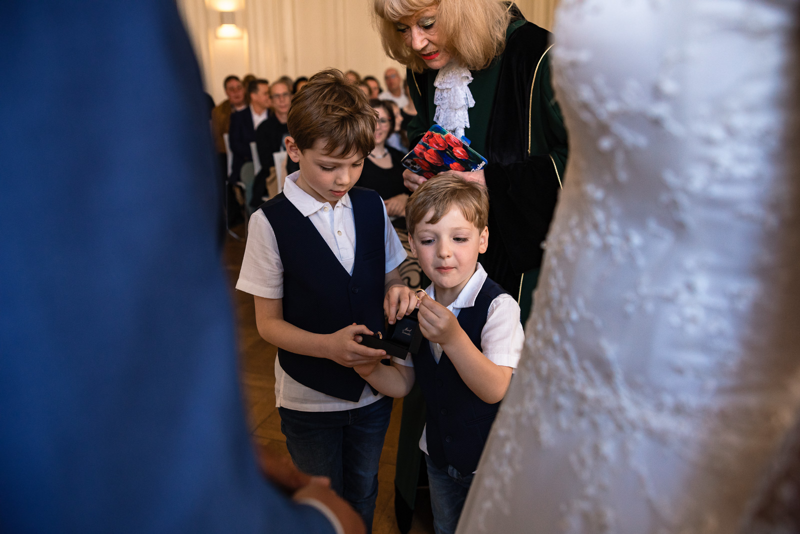 kinderen bruidspaar komen ringen brengen Trouwfotograaf Spaansche Hof Den Haag
