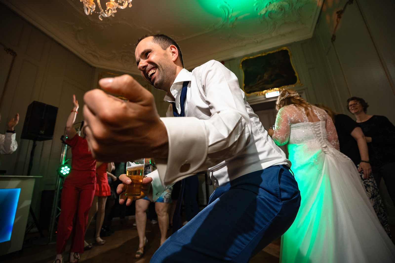 bruidegom gaat los op zijn favoriete nummer tijdens trouwfeest Trouwfotograaf Spaansche Hof Den Haag