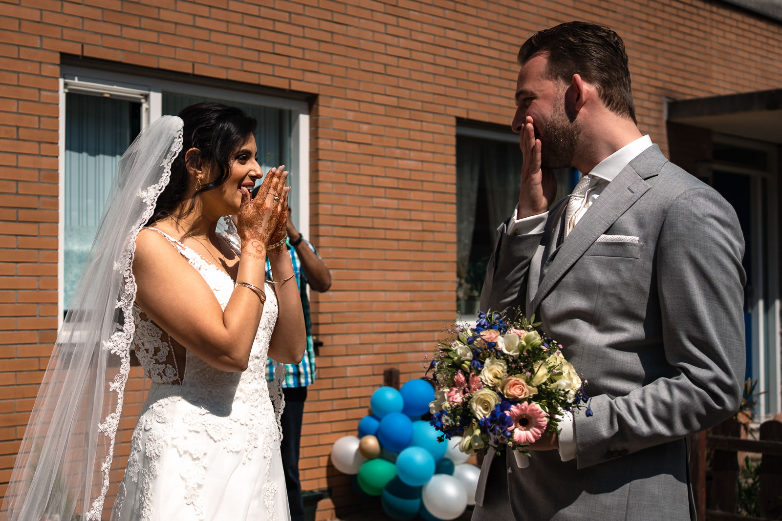 Emotionele firstlook bruidspaar trouwfotograaf Arendshoeve Aalsmeer