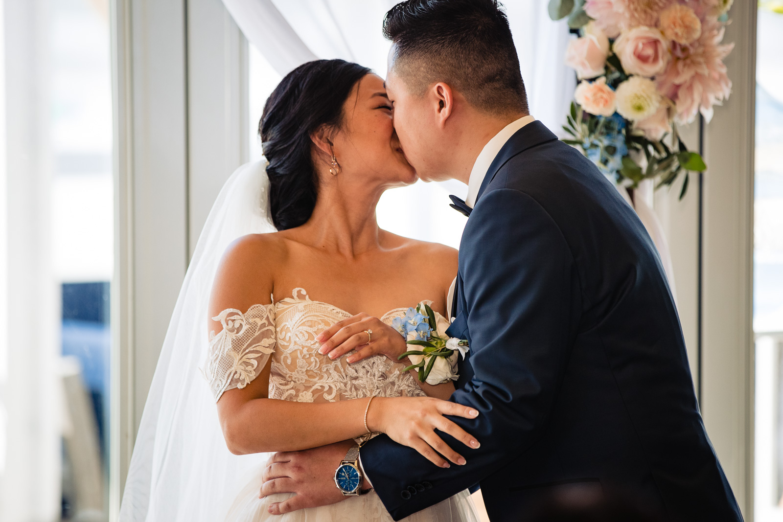 De eerste kus chinese bruiloft door bruidsfotograaf den haag
