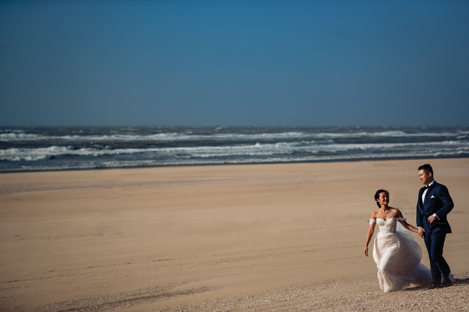 Chinees bruidspaar op strand tijdens fotoshoot door bruidsfotograaf den haag