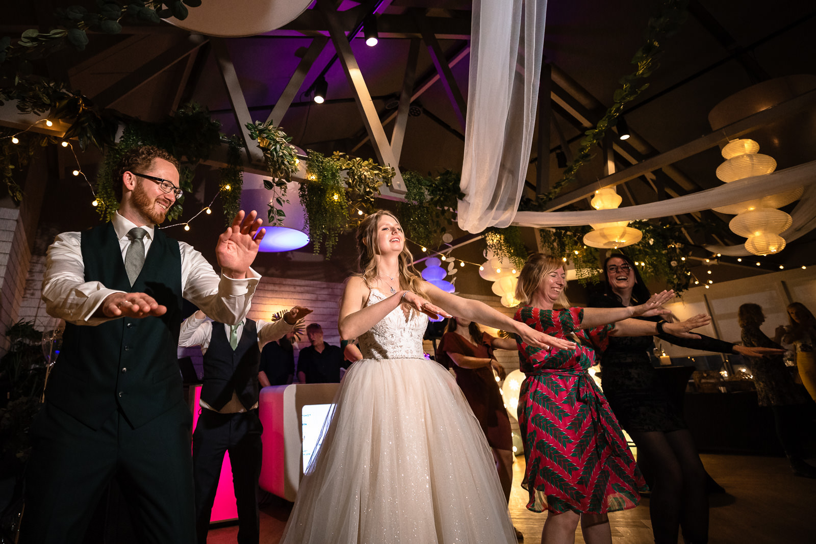 Bruidspaar dans met gasten Trouwfotograaf De Duinrand Oostvoorde