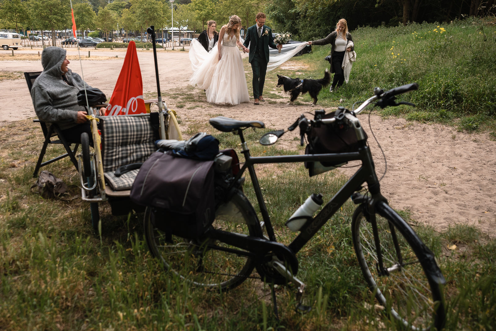 Bruidspaar loopt naar het duinbos Trouwfotograaf De Duinrand Oostvoorde