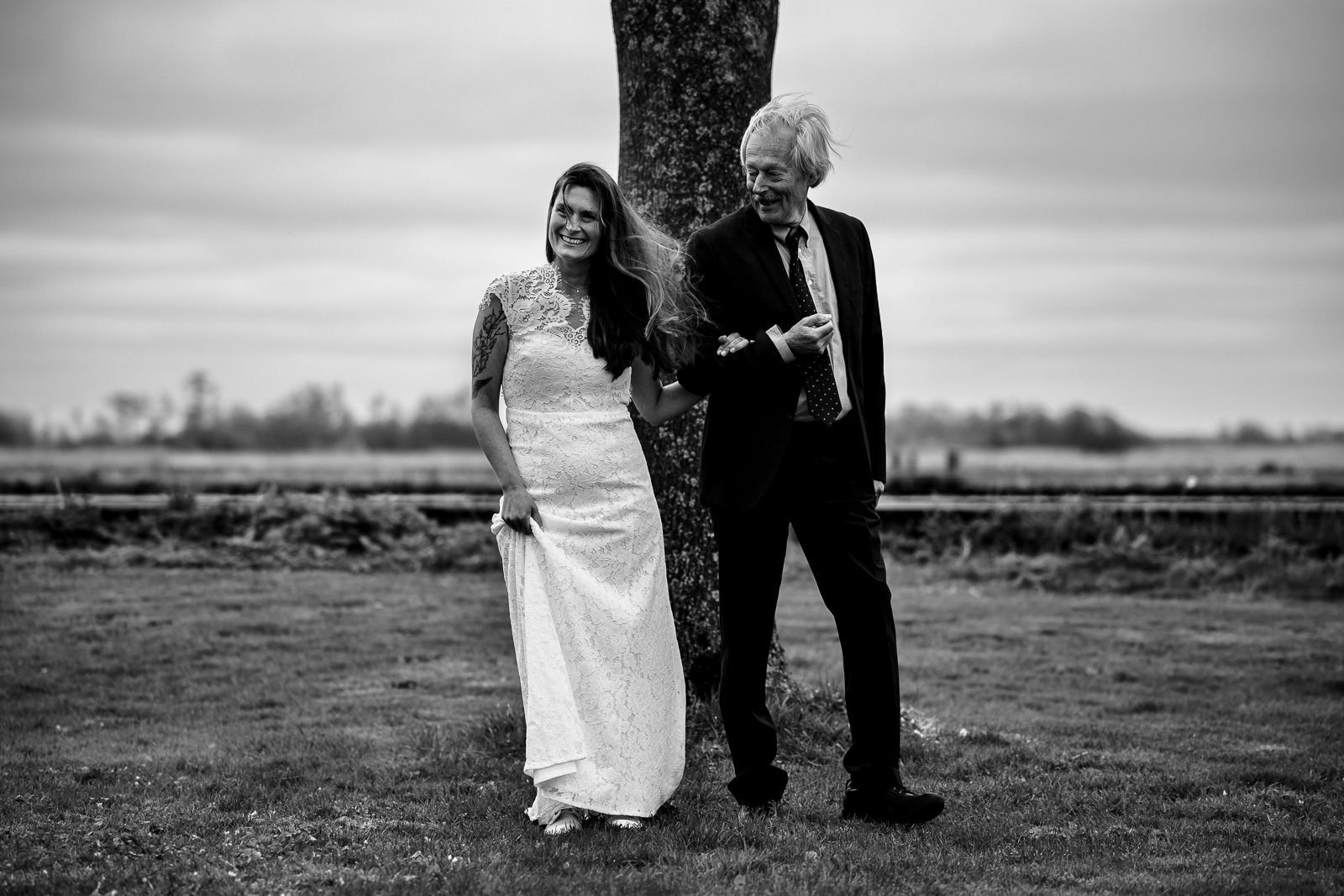 Trouwfotograaf Leeuwarden Friesland Vader loopt bruid naar altaar