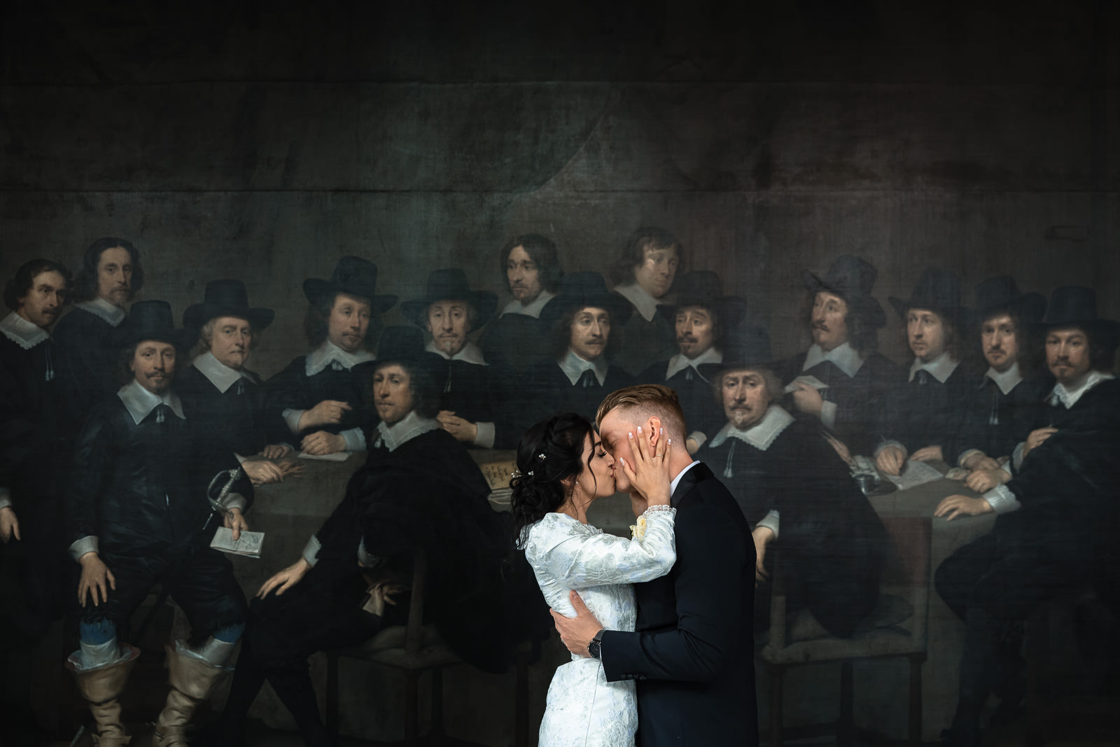 Bride and gromm kiss in front of and old painting at city hall Wedding photographer The Hague 