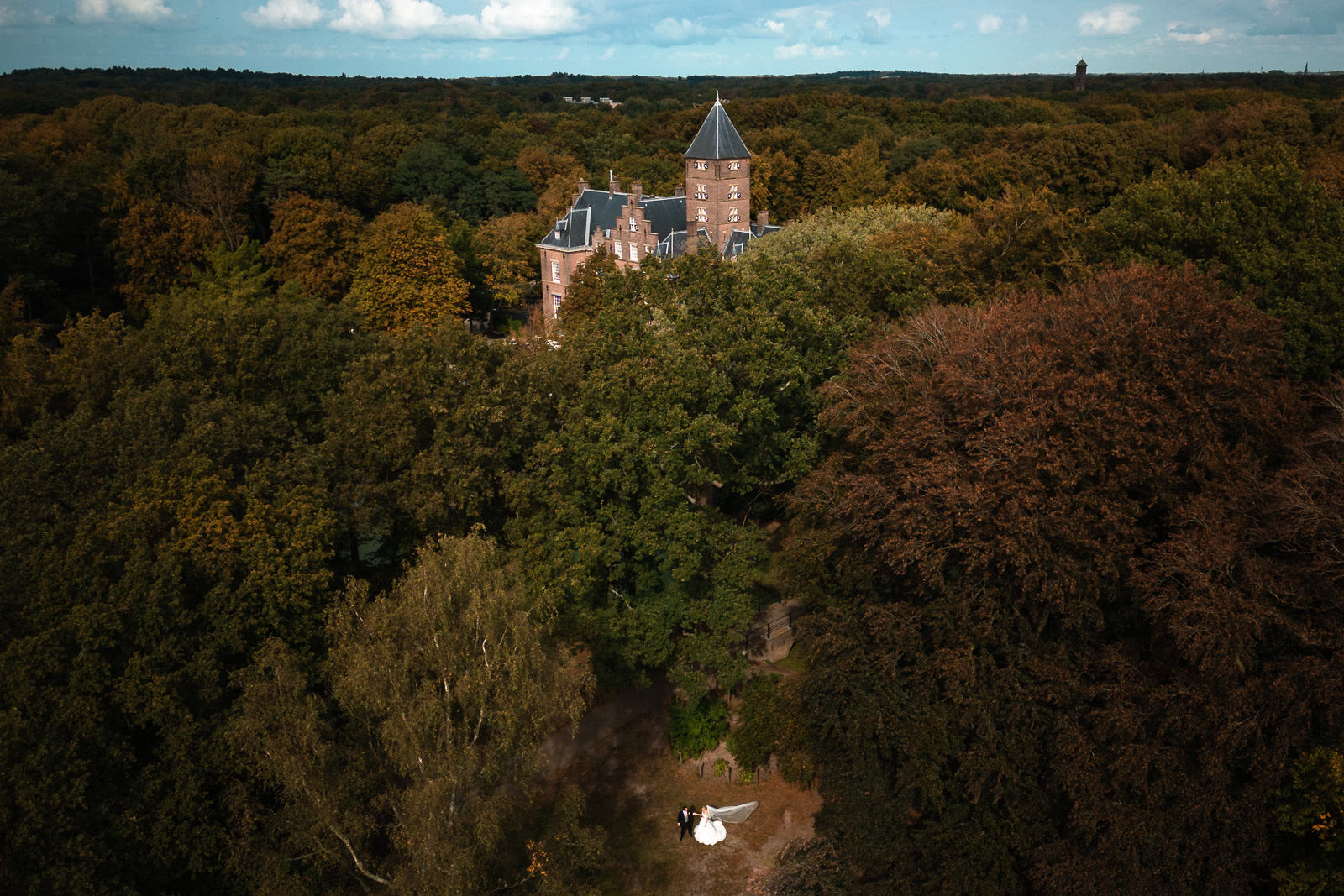 Drone shot met bruidspaar bij kasteel de Wittenburg in Wassenaar
