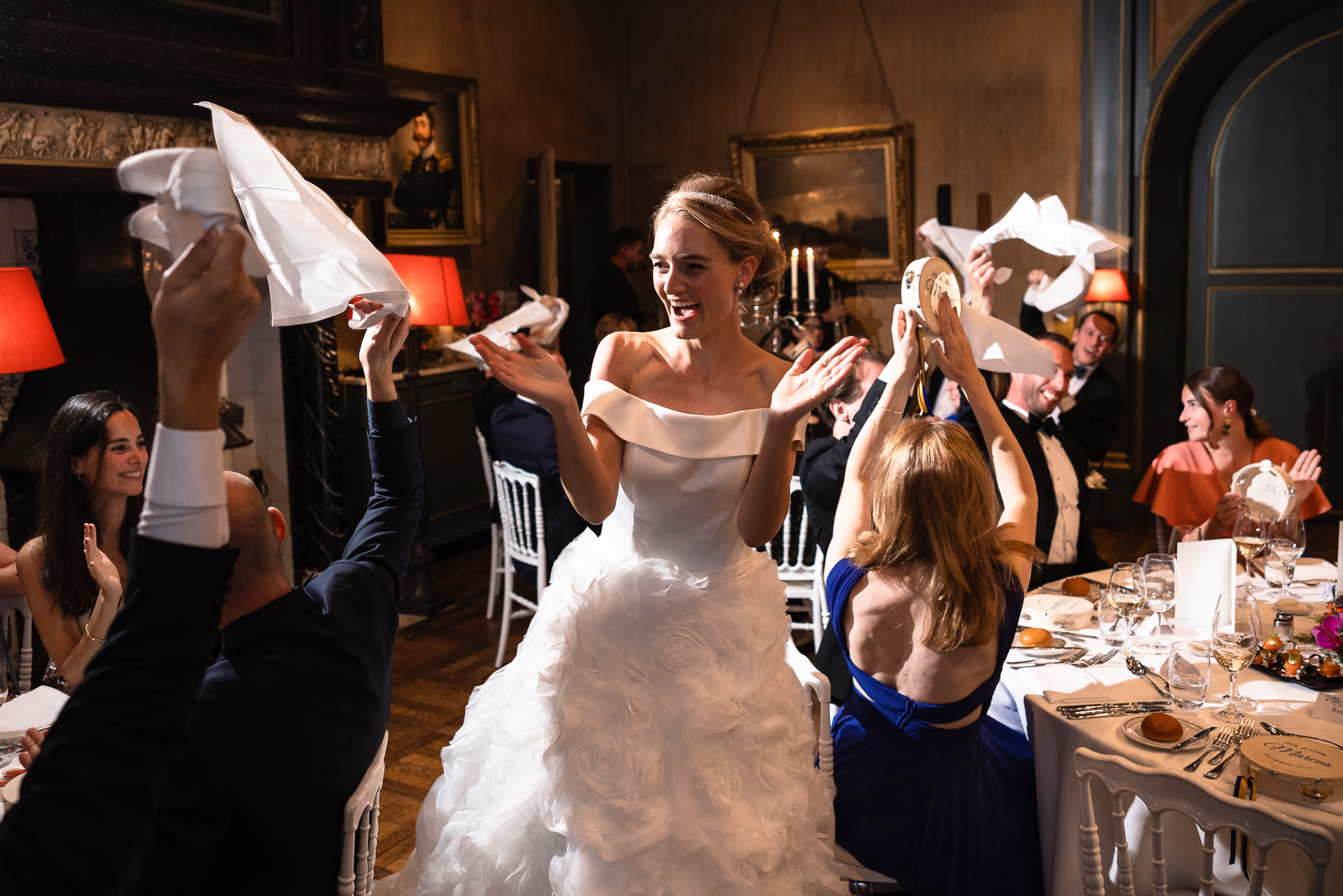 Stralende bruid tijdens muzikaal welkom voor trouw diner bij kasteel de Wittenburg in Wassenaar