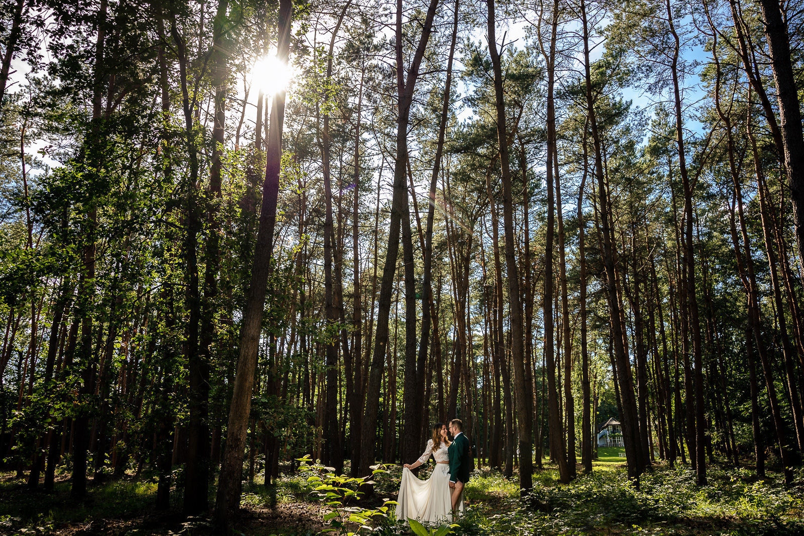Prachtige Trouw fotoshoot in het bos bruidspaar door Trouwfotograaf Het Koetshuis in Bennekom