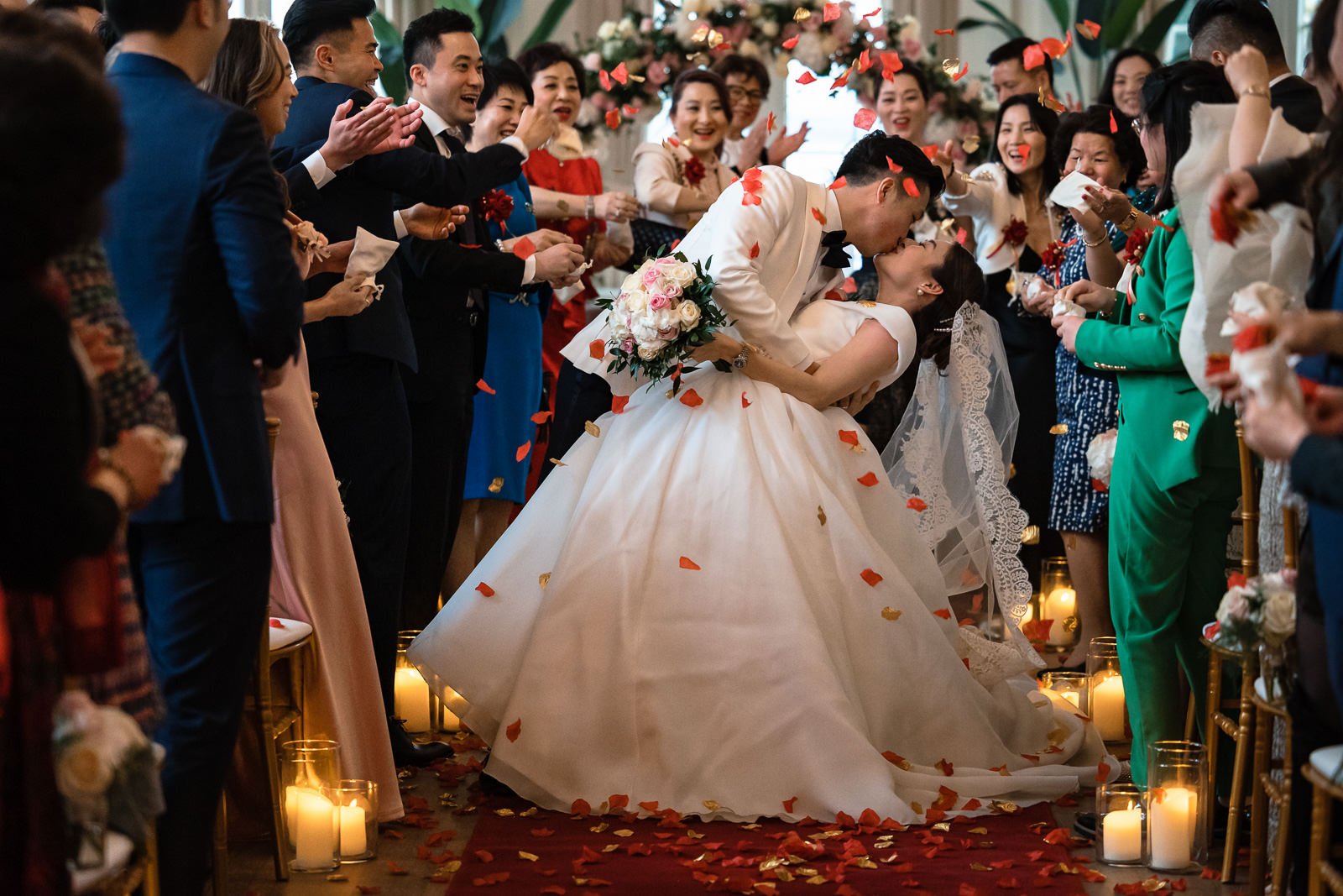 Bruidspaar viert feestelijk dat ze getrouwd zijn met bloemblaadjes die gegooid worden Chinese bruidegom komt met moeder aanlopen voor de ceremonie Trouwfotograaf Rotterdam Wereld Museum en Huis ter Duijn Noordwijk