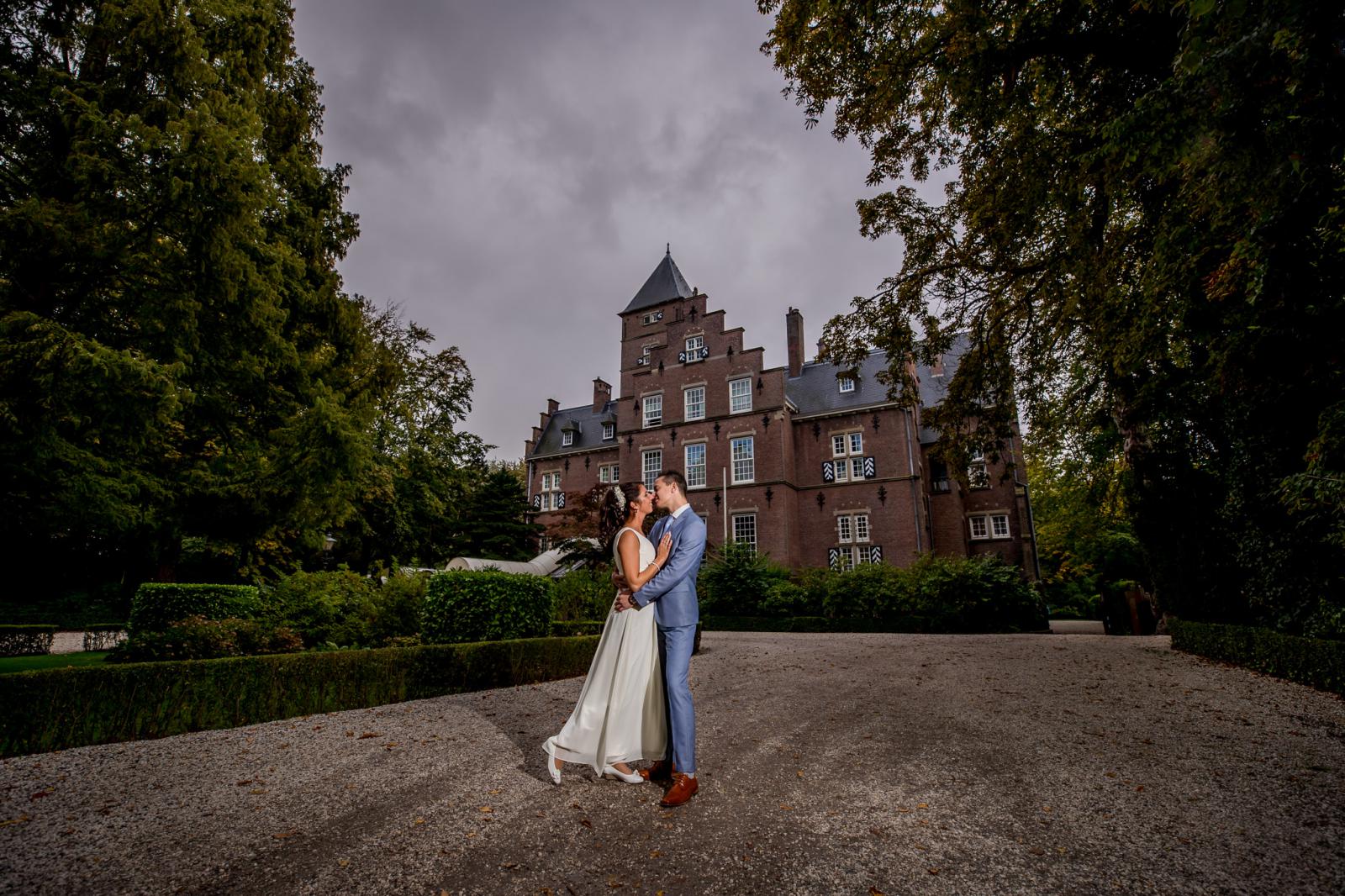 dreigende wolken boven bruidspaar en kasteel Wassenaar
