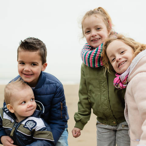 Familie fotoshoot kleinkinderen op Strand Scheveningen | Portret fotograaf Den Haag Paco van Leeuwen