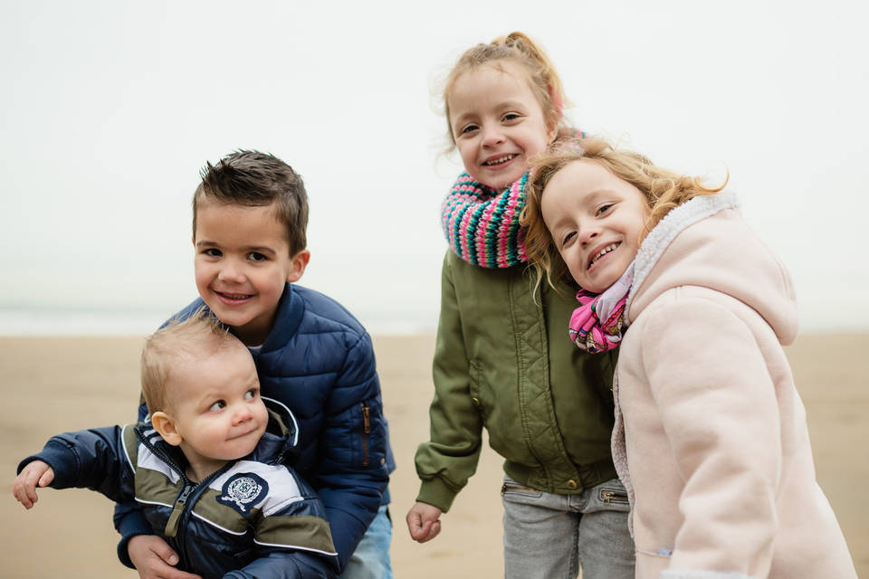 Familie fotoshoot kleinkinderen op Strand Scheveningen | Portret fotograaf Den Haag Paco van Leeuwen