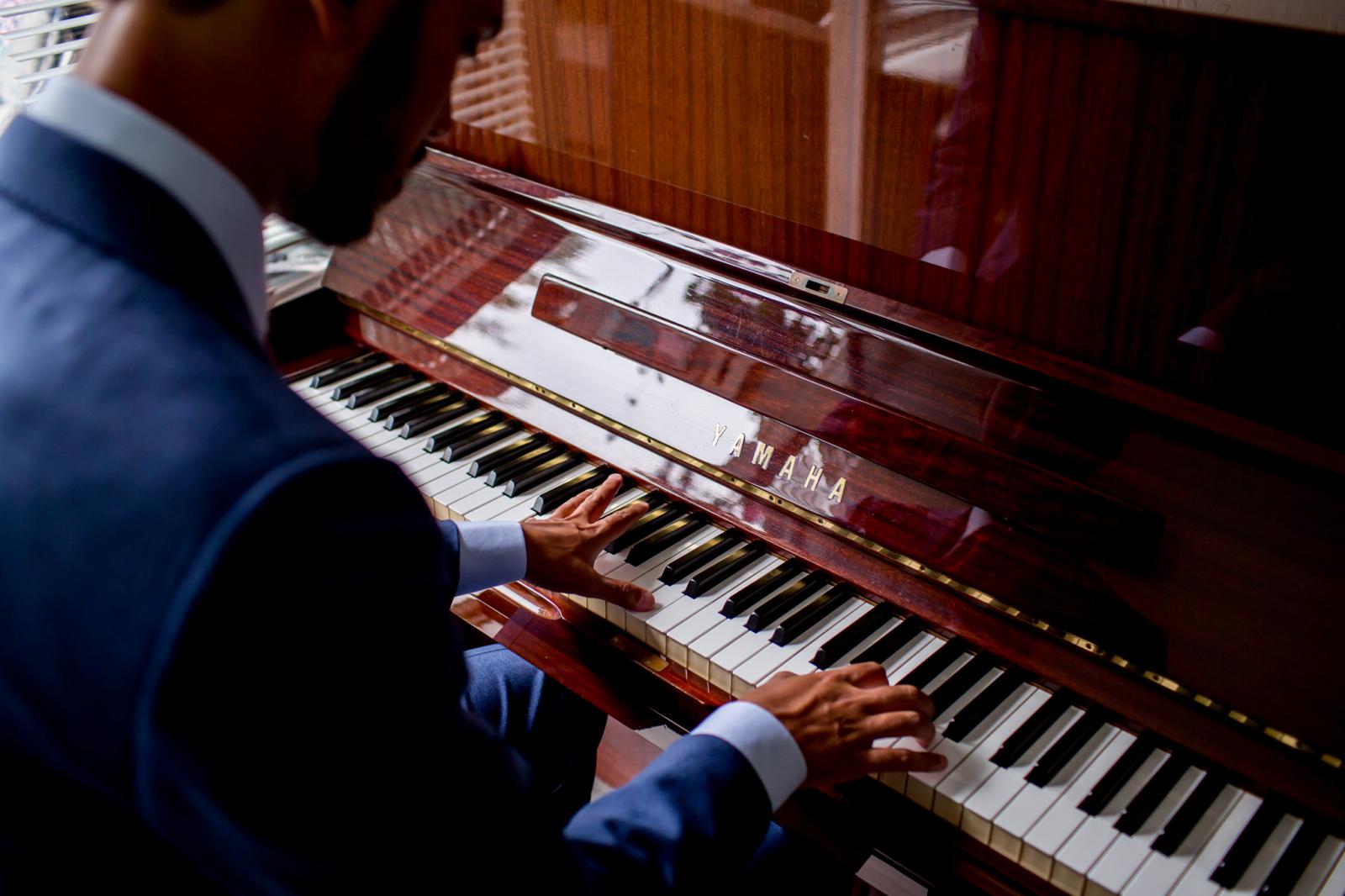 Bruidegom speelt piano