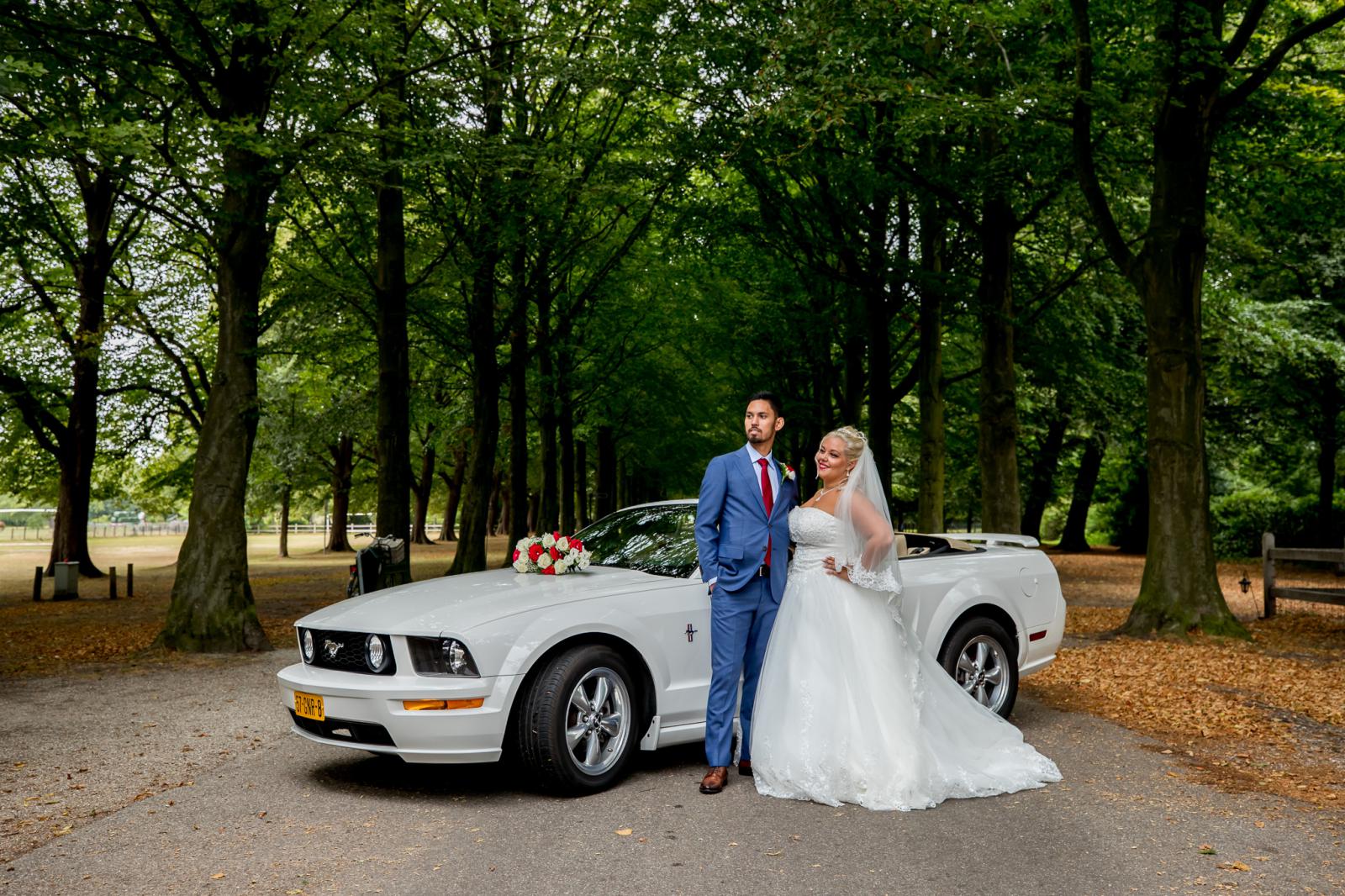 Bruidspaar met Ford Mustang van 123 Trouwauto in Clingendael