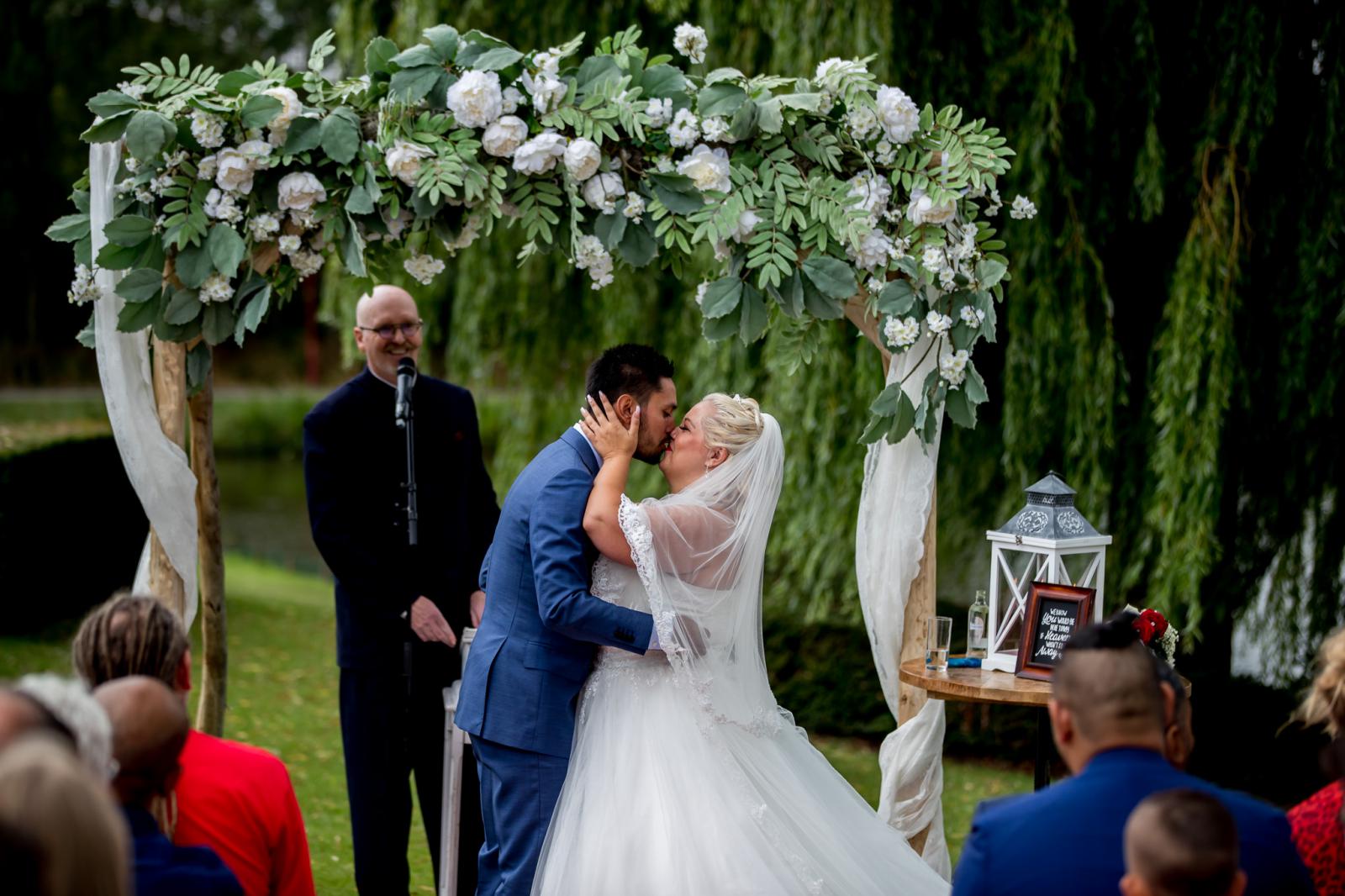 Kus bruidspaar ceremonie in Zoetermeer